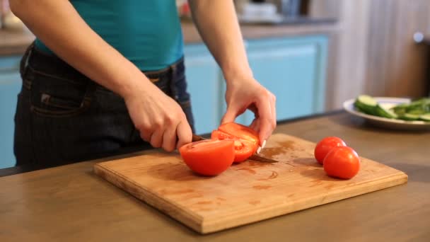 Mulher que corta tomates — Vídeo de Stock