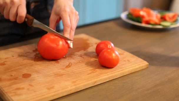 Frau schneidet Tomaten — Stockvideo