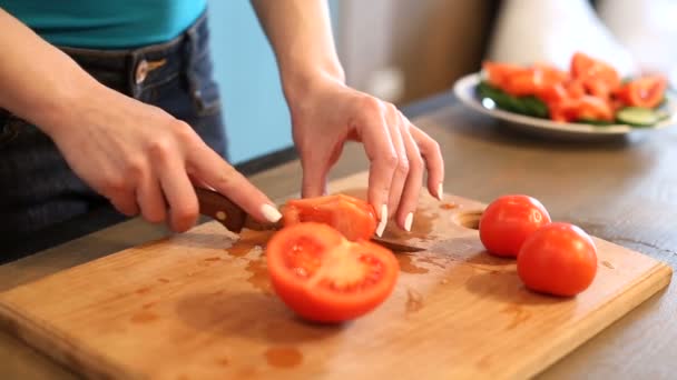 Mujer cortando tomates — Vídeos de Stock
