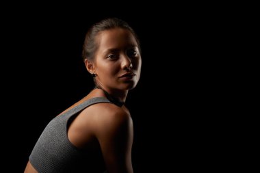 Kadın portre siyah arka plan üzerine