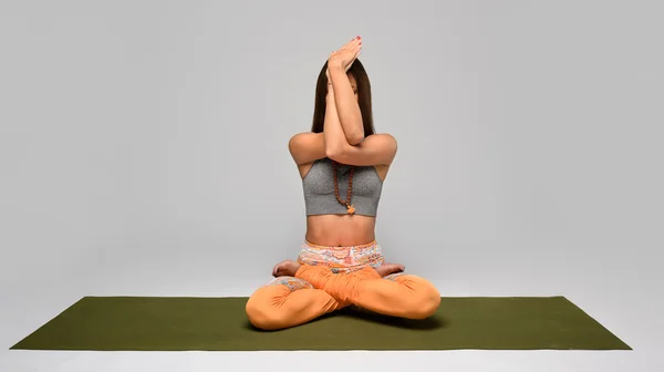 Mujer haciendo yoga en pose de loto — Foto de Stock