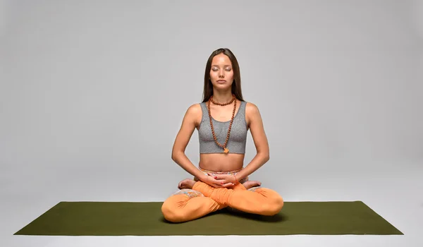 Yoga yapan kız
