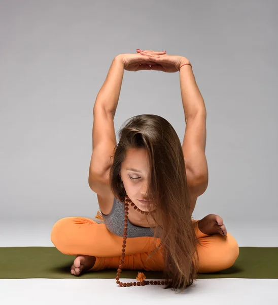 Linda chica practicando yoga — Foto de Stock