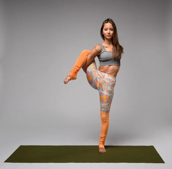 Yoga satu kaki berdiri — Stok Foto