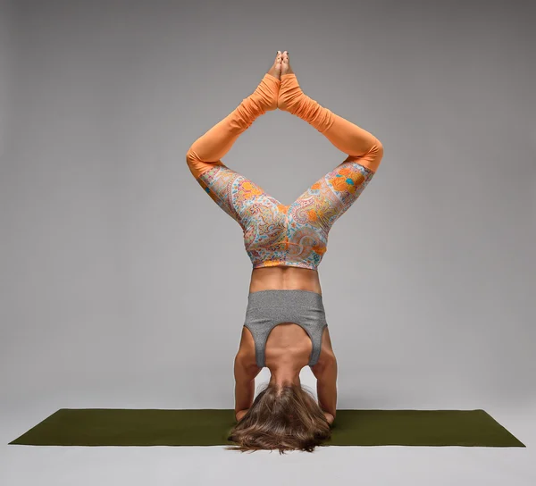 Shirshasana başı kadında