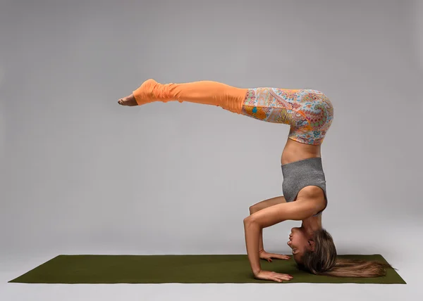Sirasana sirsasana kız
