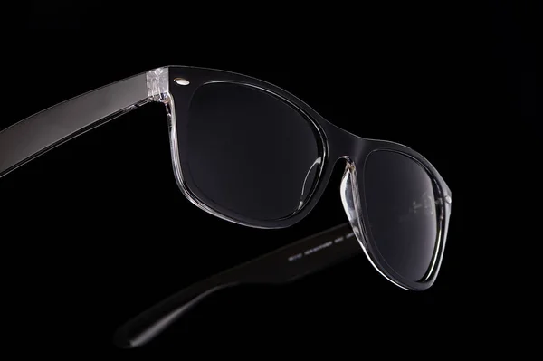 Солнцезащитные очки на черном фоне — стоковое фото