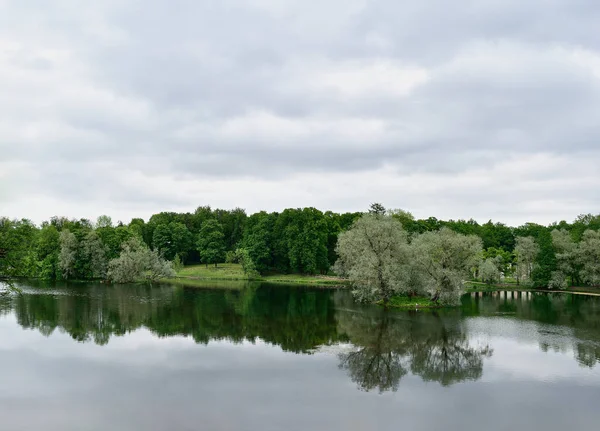 Summer landscape with lake and sky in Gatchina park — Stock Photo, Image