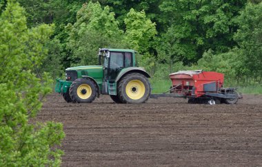 Traktör tarlayı sürüyor.