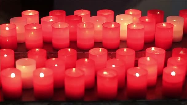 Velas rojas parpadeantes en la iglesia oscura — Vídeos de Stock