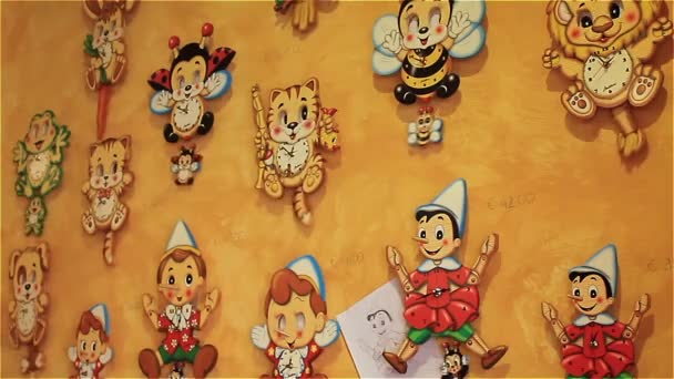 Italienische Wanduhr pinocchio kinderzimmer. — Stockvideo