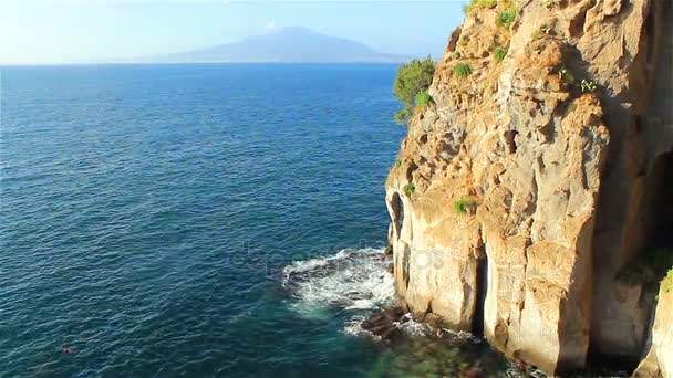 Italië, Middellandse Zee, de Vesuvius op de horizon — Stockvideo