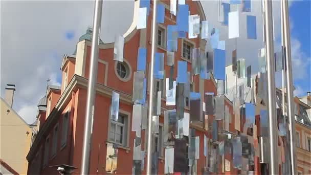 Zrcadlené instalace v hnutí v centru Riga Lotyšsko — Stock video