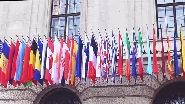 Flaggor från olika länder av det internationella samfundet, toppmötet i Wien — Stockvideo