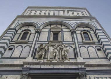 İsa'nın vaftiz sahne, Santa Maria del Fiore cephesinde heykeller