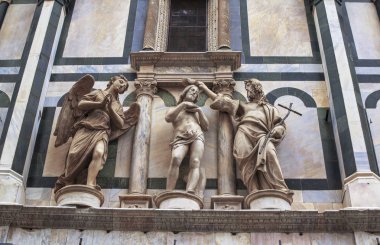 İsa'nın vaftiz sahne, Santa Maria del Fiore cephesinde heykeller
