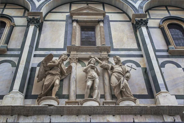 Сцена крещения Иисуса, статуи Санта-Мария-дель-Фиоре — стоковое фото