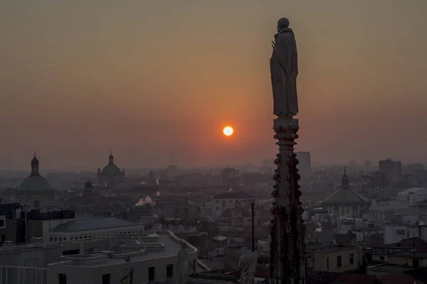 Abend Mailand, Blick auf die Stadt von der Terrasse des Doms — Stockfoto