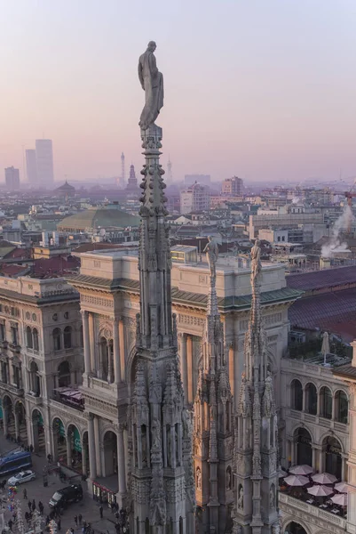 Sera Milano, veduta della città dalla terrazza del Duomo — Foto Stock