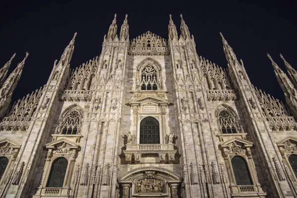 Duomo en Milán, primer plano de fachada, filmación nocturna — Foto de Stock
