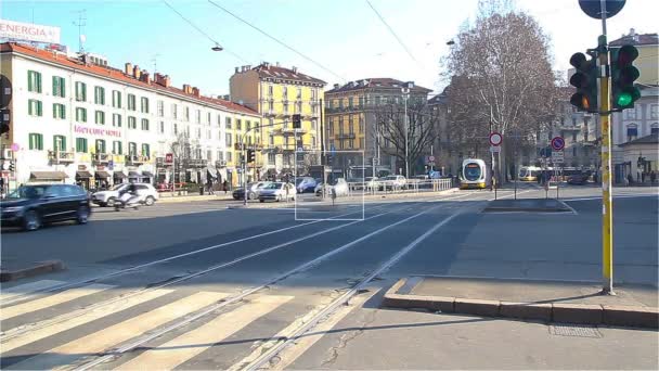 ミラノ, イタリア - 2016 年 12 月 31 日: 住民ミラノのトラムの停留所の近くの道路を横断します。ミラノの市内交通. — ストック動画