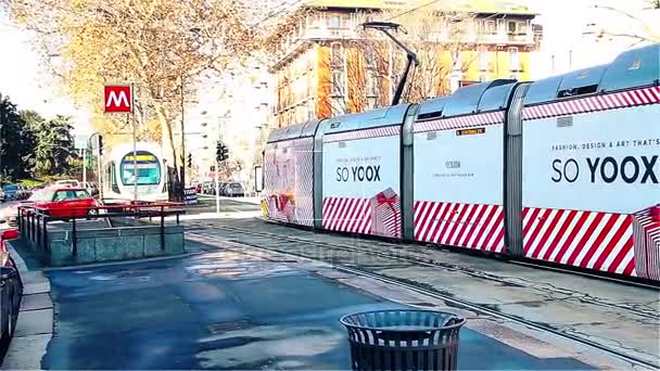 ミラノ, イタリア - 2016 年 12 月 31 日: 路面電車地下鉄の駅付近を通る。ミラノの市内交通. — ストック動画