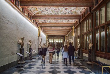 turistler Galerisi aracılığıyla gidin. Floransa'da Uffizi Müzesi