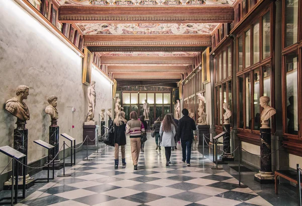 Turistas atravessam a galeria. O Museu Uffizi em Florença — Fotografia de Stock