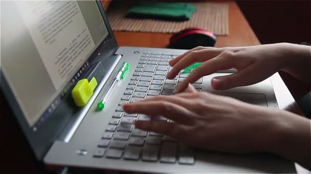 Mani di una giovane donna. utilizzando laptop, digitando testo — Video Stock