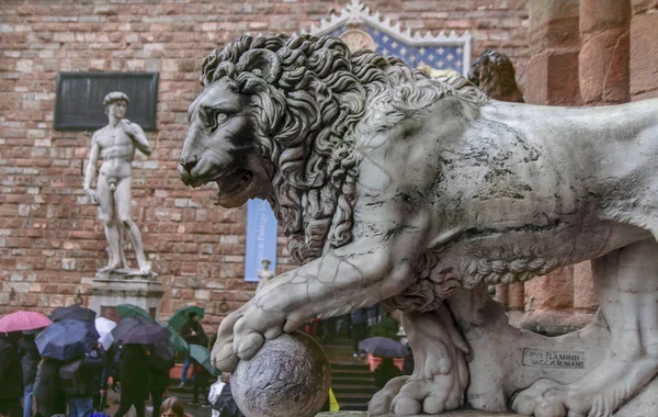 Флоренция, Италия, достопримечательности, статуи возле Дворца Веккьо — стоковое фото