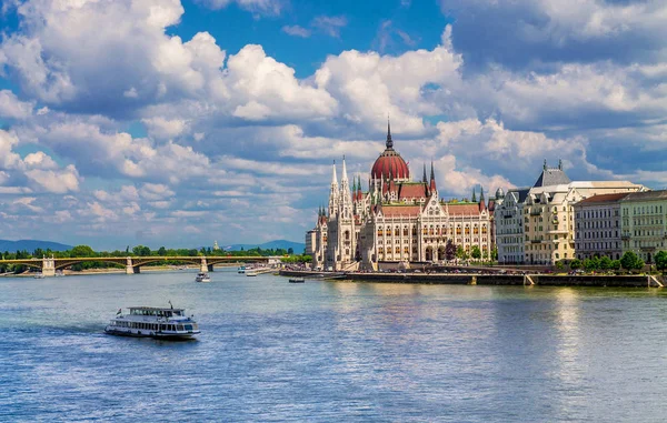 Gyönyörű kilátás nyílik a Parlament, a Dunán, Budapesten — Stock Fotó