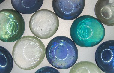 arka plan arka ışık ile çok renkli cam küreler