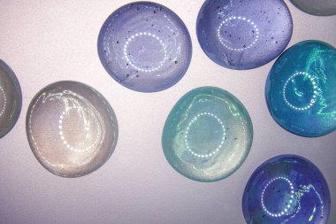 arka plan arka ışık ile çok renkli cam küreler