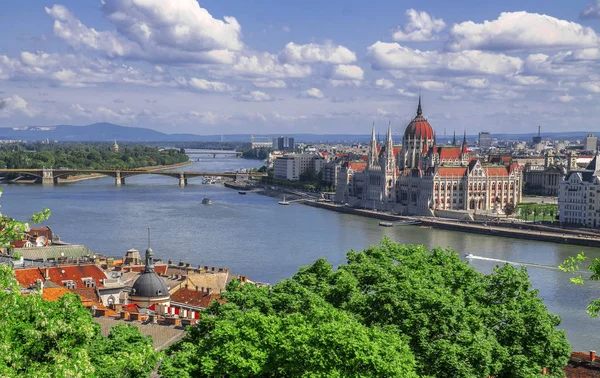 Gyönyörű kilátás nyílik a Parlament, a Dunán, Budapesten — Stock Fotó