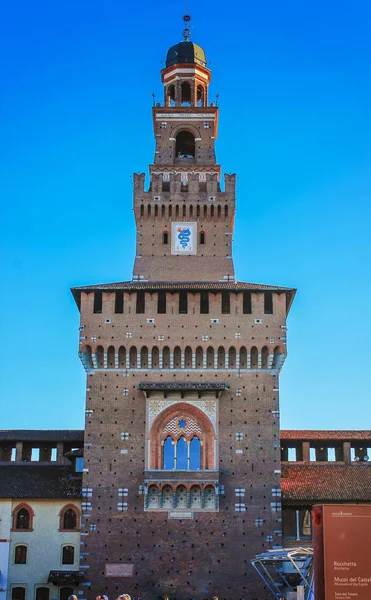 Bela fachada do Castelo de Sforza em Milão, Itália — Fotografia de Stock
