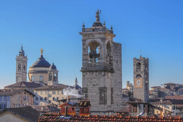 Gyönyörű tetők és a tornyok, az ősi város, Bergamo, Olaszország — Stock Fotó