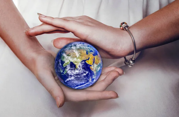 Belo planeta Terra em mãos femininas — Fotografia de Stock