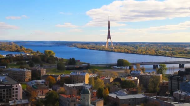 Vista aérea del centro de Riga, el mercado y la torre de Riga, Riga, Letonia . — Vídeos de Stock