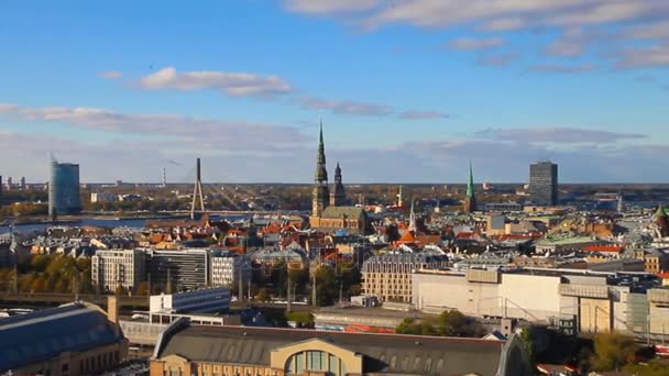 Вид с воздуха на центр Риги из церкви Св. Петра, Рига, Латвия . — стоковое видео