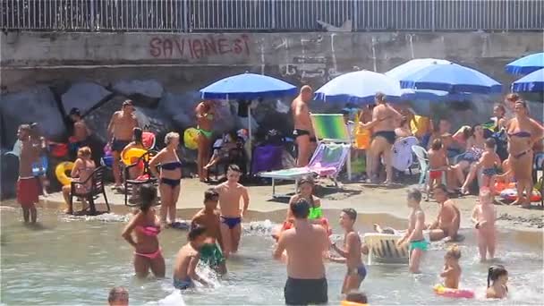 Неаполь, Италия - июль 2015: Итальянские дети играют в воде на пляже в Неаполе — стоковое видео