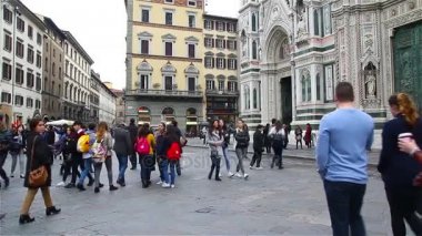 Florence, İtalya - Ekim 2016: turist yürüyüş Duomo yakınındaki sokaklar boyunca