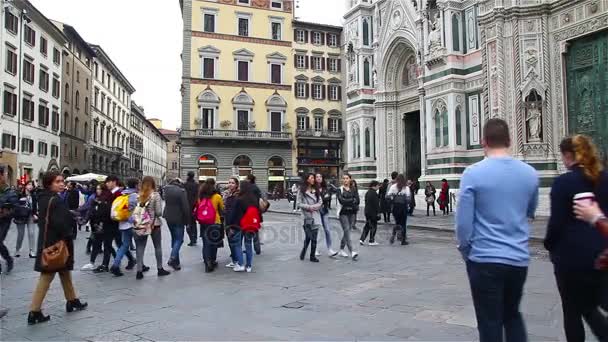 Флоренция, Италия - октябрь 2016: туристы прогуливаются по улицам возле Дуомо — стоковое видео