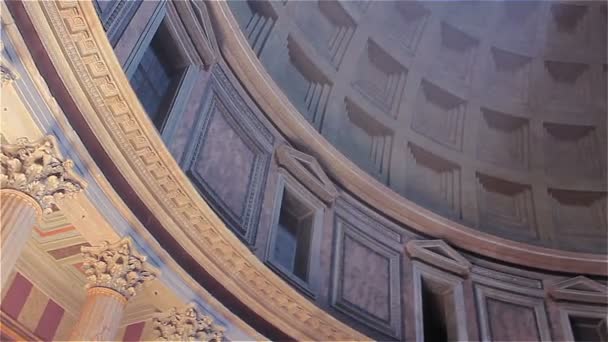 Vista rotativa do teto do Panteão em Roma, Itália — Vídeo de Stock