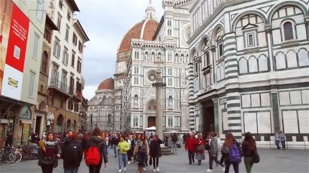 Florens, Italien - oktober 2016: turister promenad längs gatorna nära Duomo — Stockvideo