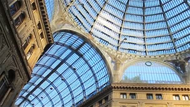 Napoli - Luglio 2015: La forma corretta della cupola nella galleria di Umberto — Video Stock