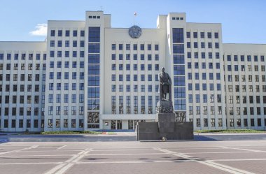 Minsk hükümet binası, bayrak, ceket