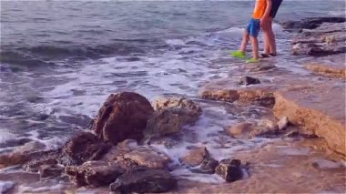 Sabah sörf, deniz suyu ve taşlar, doğal arka plan