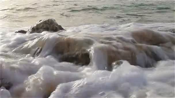 Утренний серфинг, морская вода и камни, природный фон — стоковое видео
