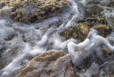 Sabah sörf. Deniz dalga köpüğü ile