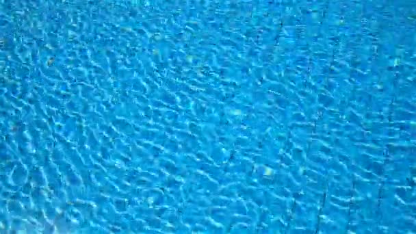 Glare on the water in the pool, water background and movement — Stock Video